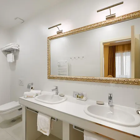 Piazza Heritage מלון